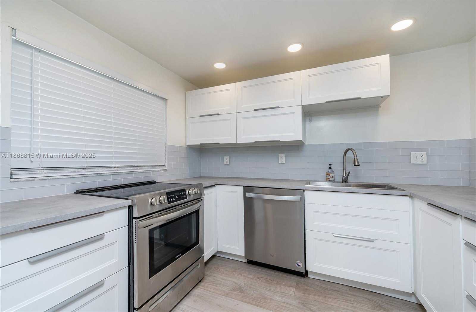 Small Image of 8875 FONTAINEBLEAU BLVD #204, Miami Number 3