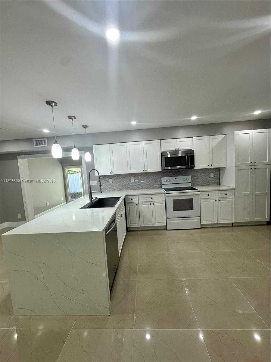 Small Image of 8003 NORTH WEST 70TH AVE, Tamarac Number 7