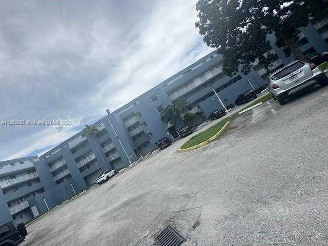 Small Image of 9351 FONTAINEBLEAU BLVD #B410, Miami Number 4