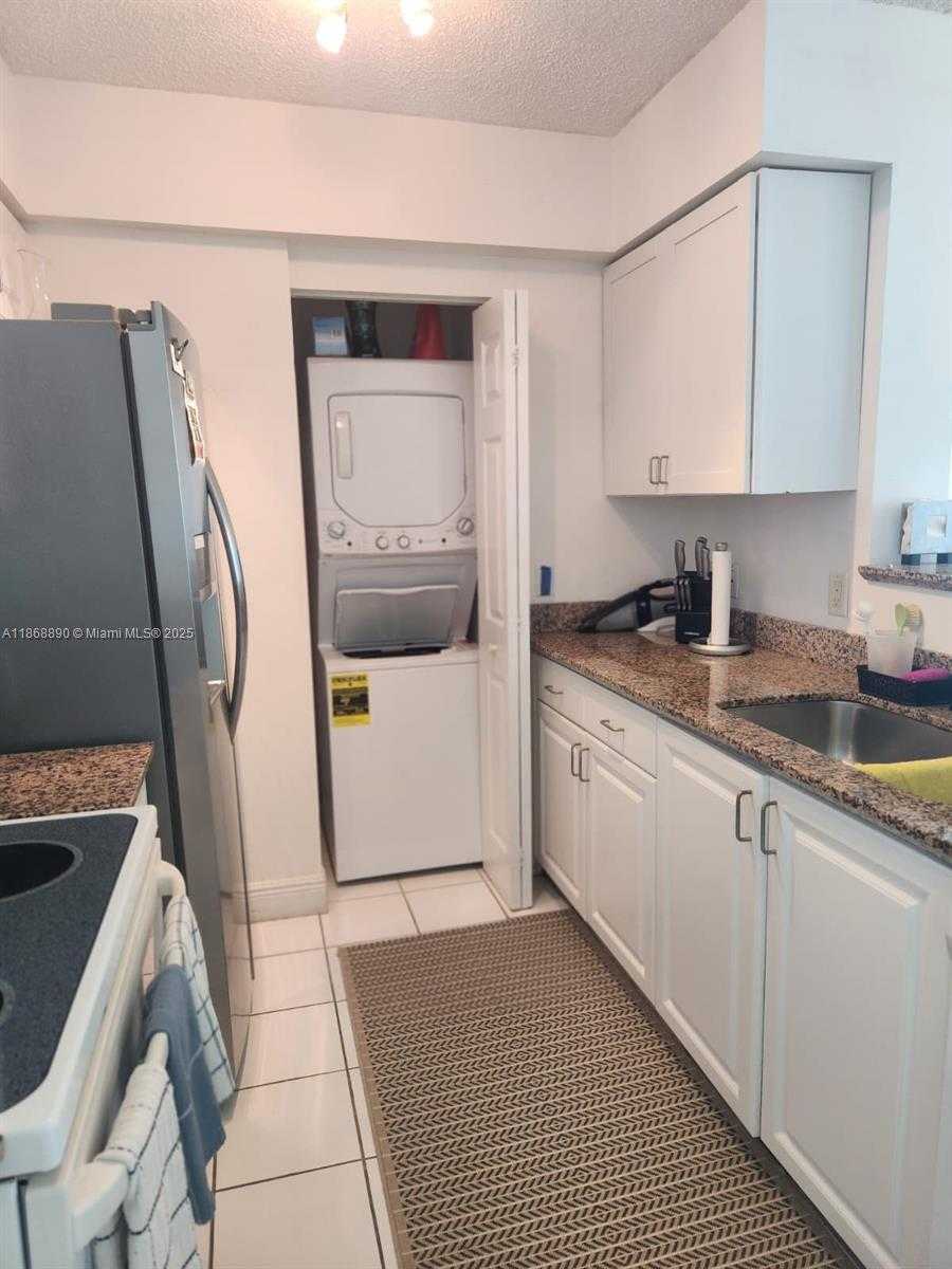 Small Image of 1155 BRICKELL BAY DR #1807, Miami Number 4