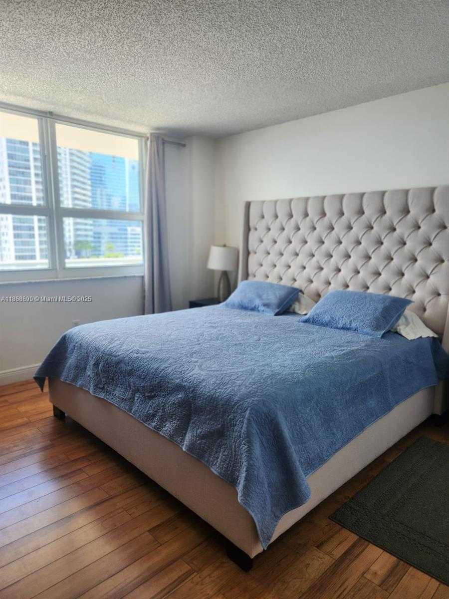 Small Image of 1155 BRICKELL BAY DR #1807, Miami Number 5