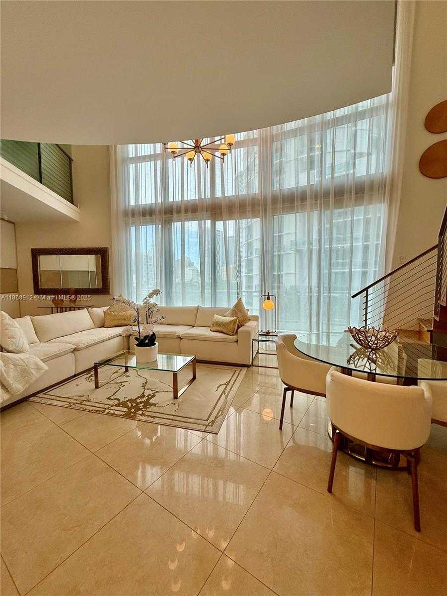 Small Image of 90 NW 3rd St, Miami, FL 33128, USA Number 2