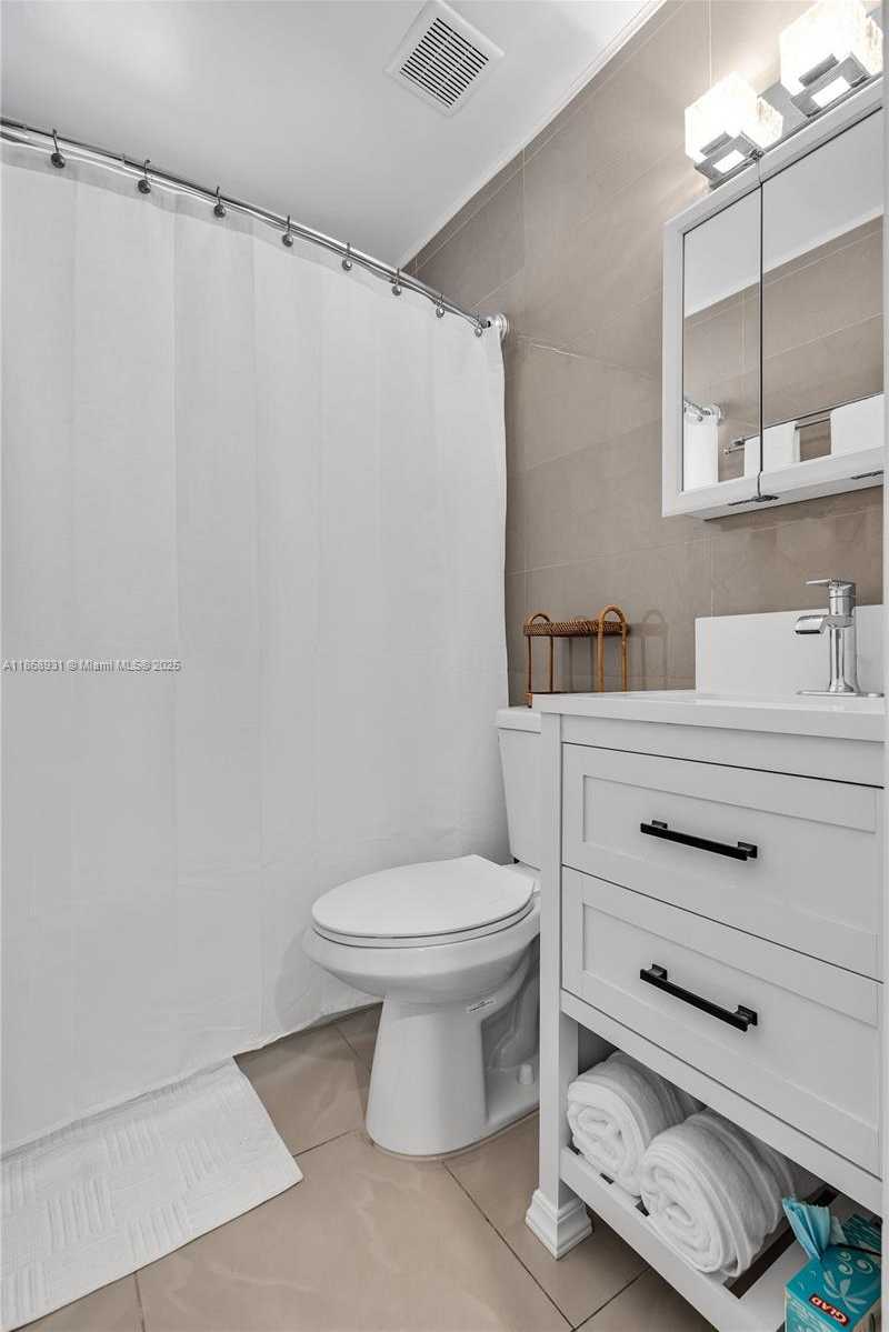 Small Image of 3 NAVARRE AVE #1, Coral Gables Number 15