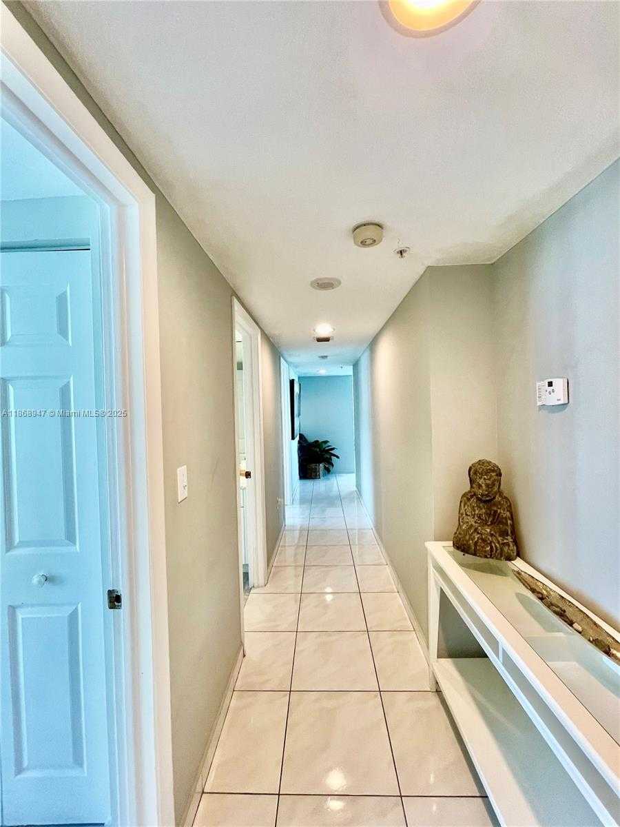 Small Image of 800 CLAUGHTON ISLAND DR #1701, Miami Number 4