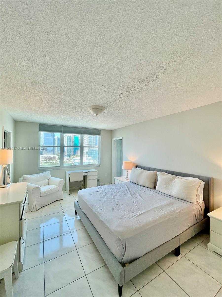 Small Image of 800 CLAUGHTON ISLAND DR #1701, Miami Number 6