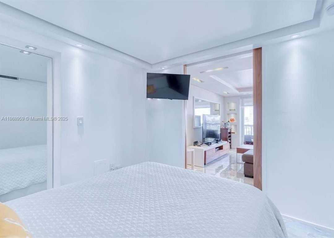 Small Image of 401 OCEAN DR #1103, Miami Beach Number 15