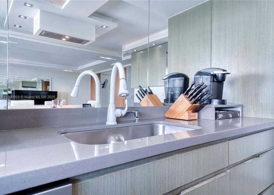 Small Image of 401 OCEAN DR #1103, Miami Beach Number 18