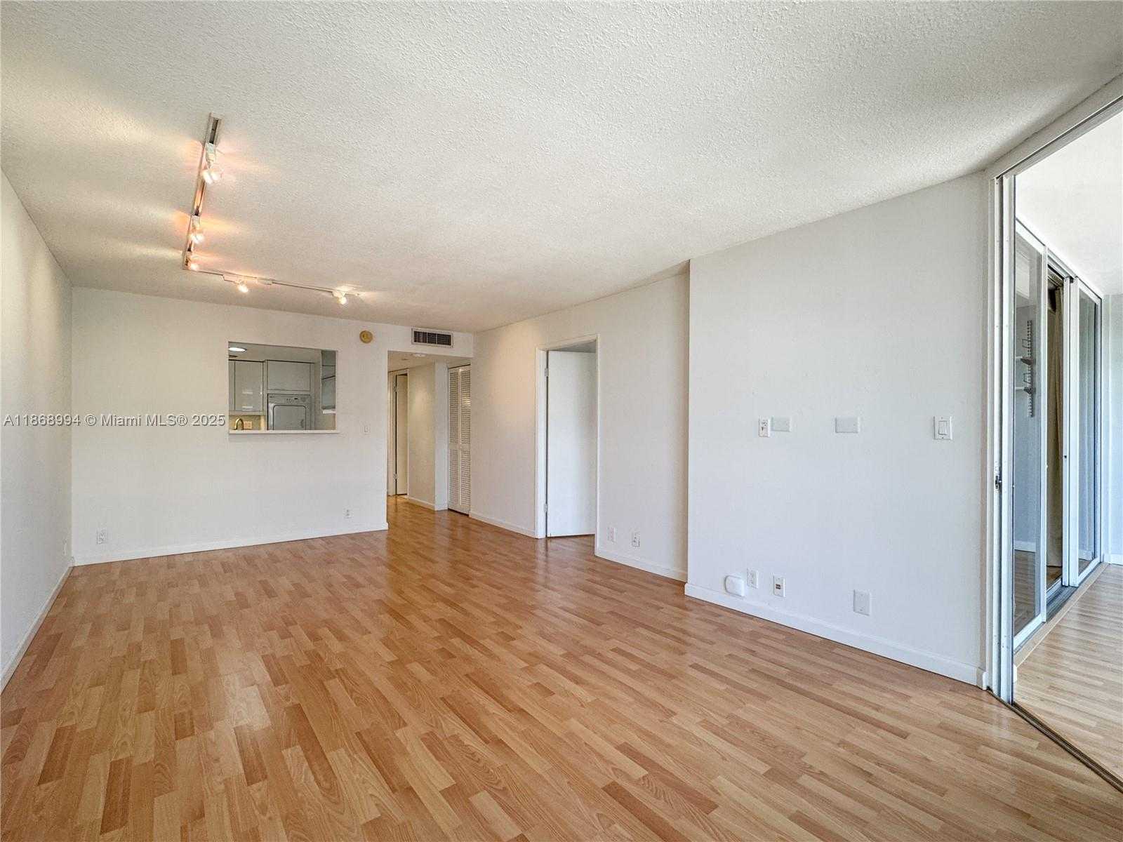 Small Image of 1901 BRICKELL AVE #B1405, Miami Number 3