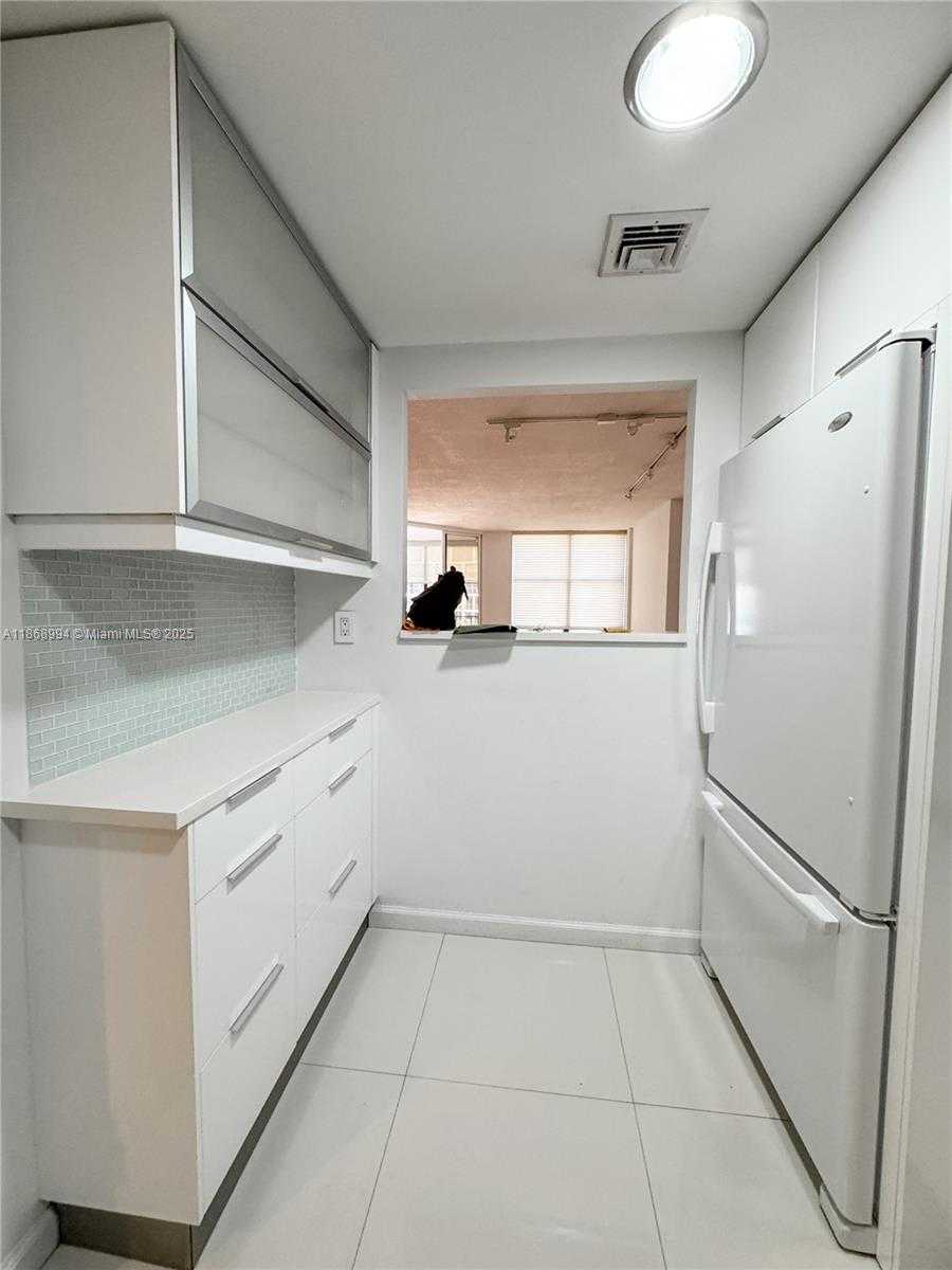 Small Image of 1901 BRICKELL AVE #B1405, Miami Number 9