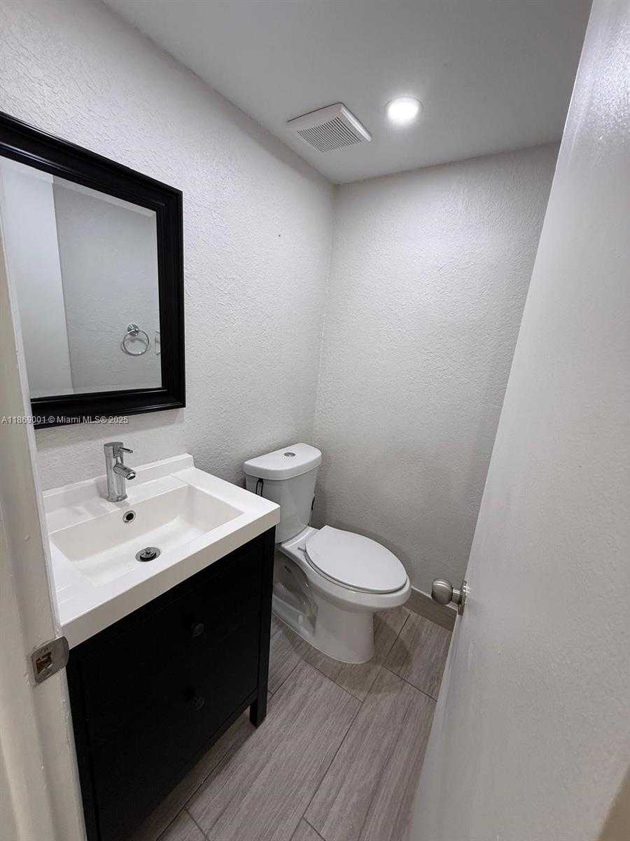 Small Image of 9375 FONTAINEBLEAU BLVD #L418, Miami Number 4