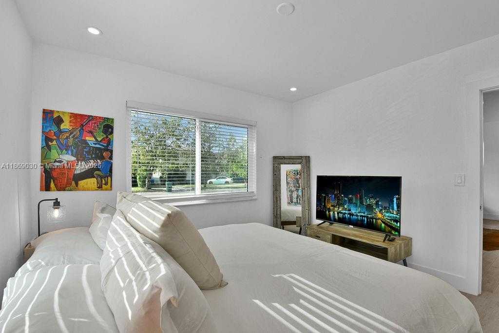 Small Image of 3521 SOUTH WEST 16TH ST, Miami Number 5