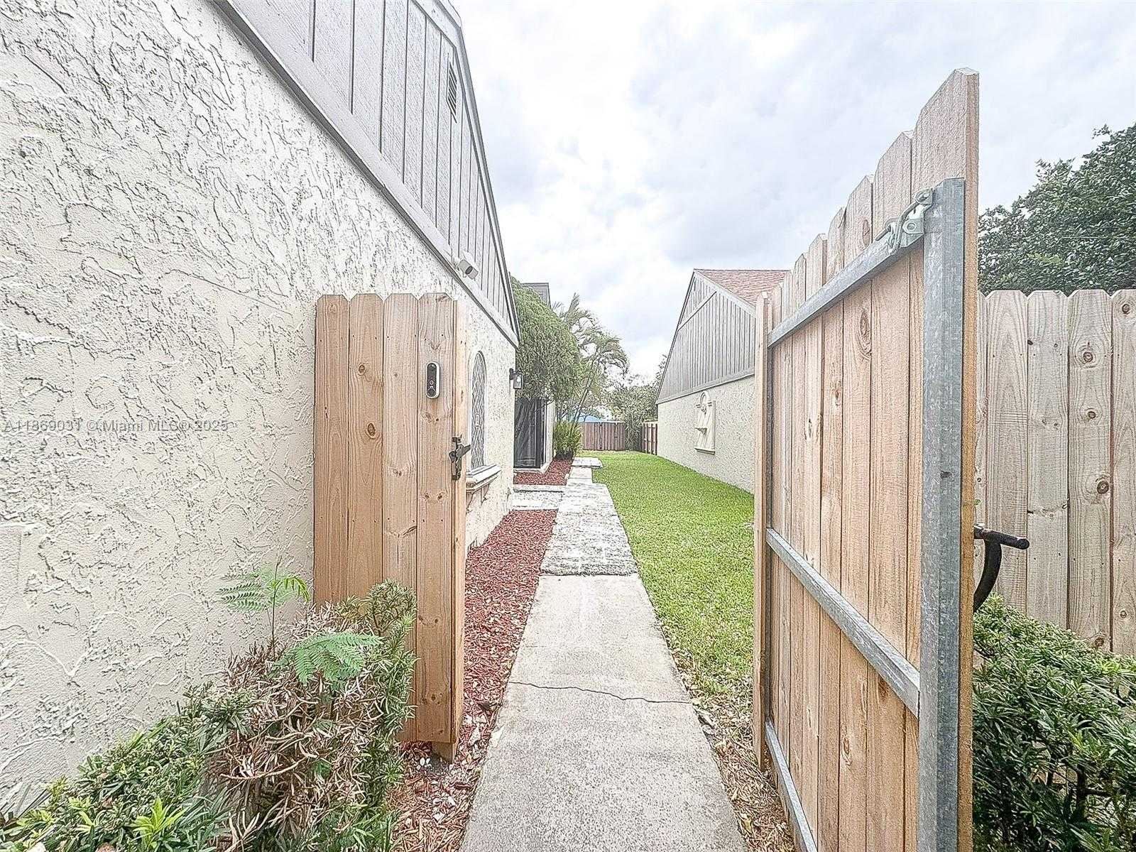 Small Image of 9635 SOUTH WEST 74TH ST, Miami Number 3