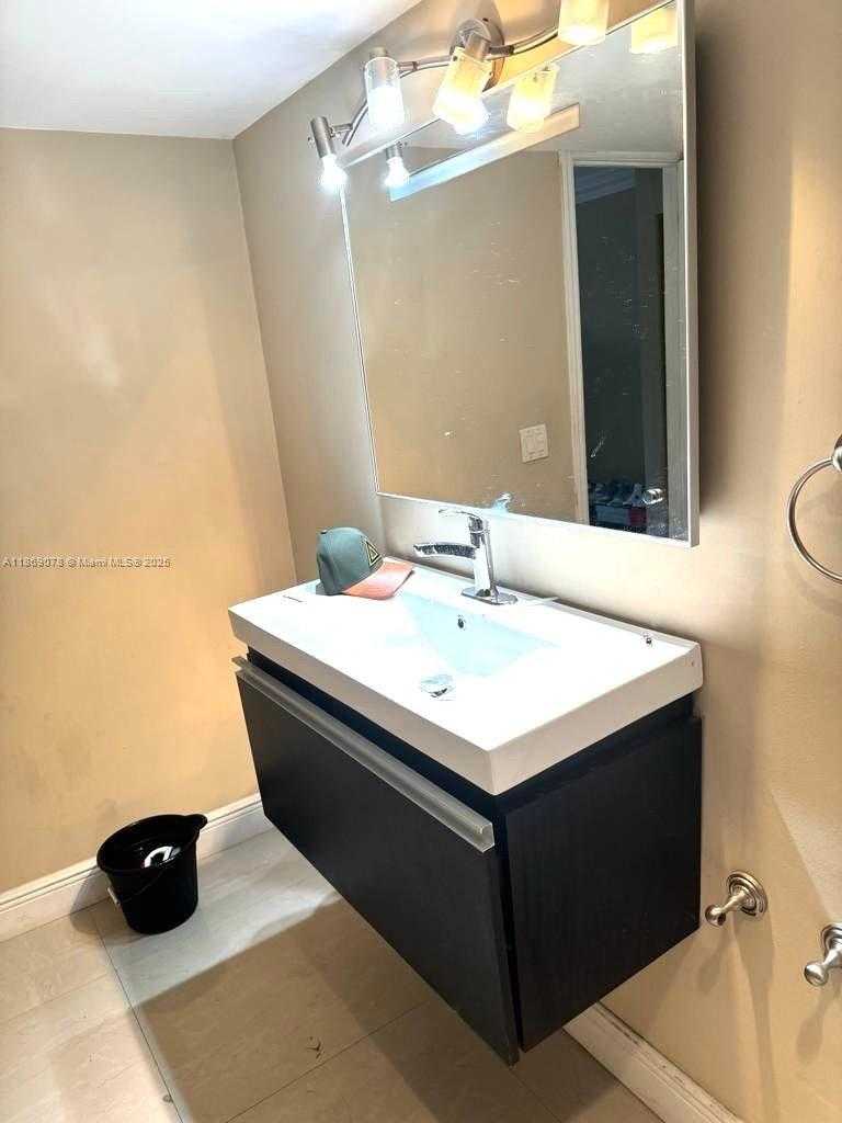 Small Image of 100 BAYVIEW DR #1230, Sunny Isles Beach Number 21