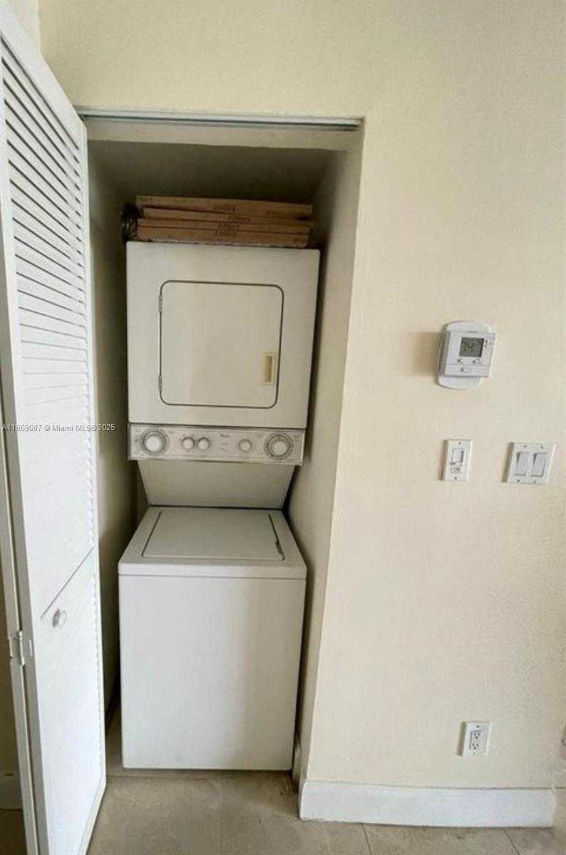 Small Image of 770 CLAUGHTON ISLAND DR #1507, Miami Number 8