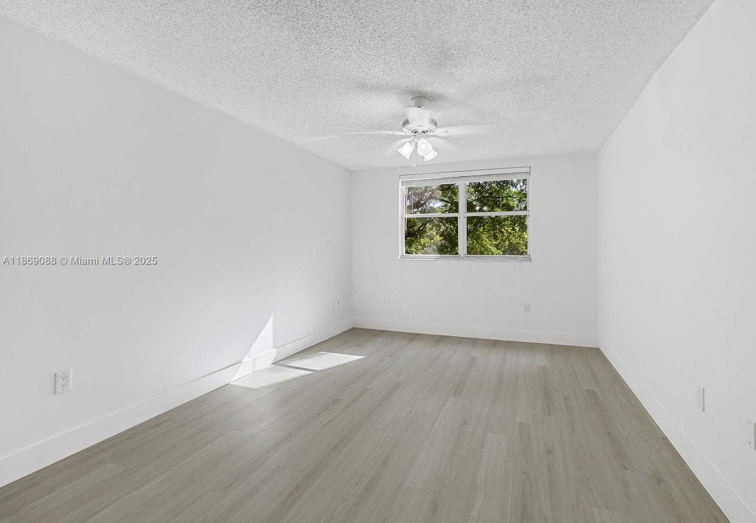Small Image of 8333 LAKE DR #302, Doral Number 10