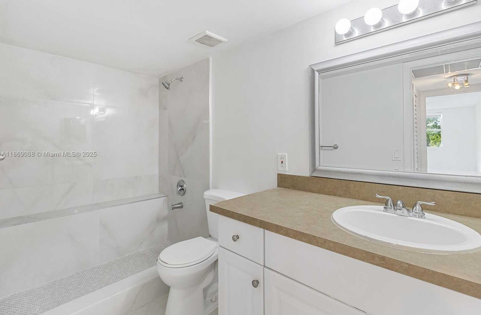 Small Image of 8333 LAKE DR #302, Doral Number 11