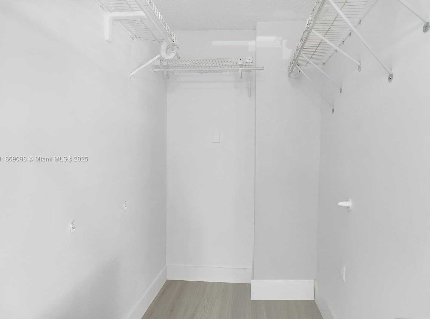 Small Image of 8333 LAKE DR #302, Doral Number 13