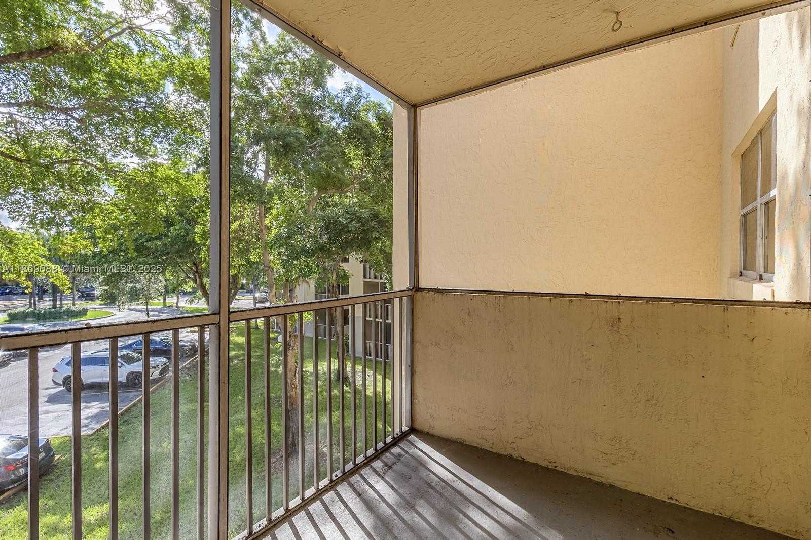 Small Image of 8333 LAKE DR #302, Doral Number 14