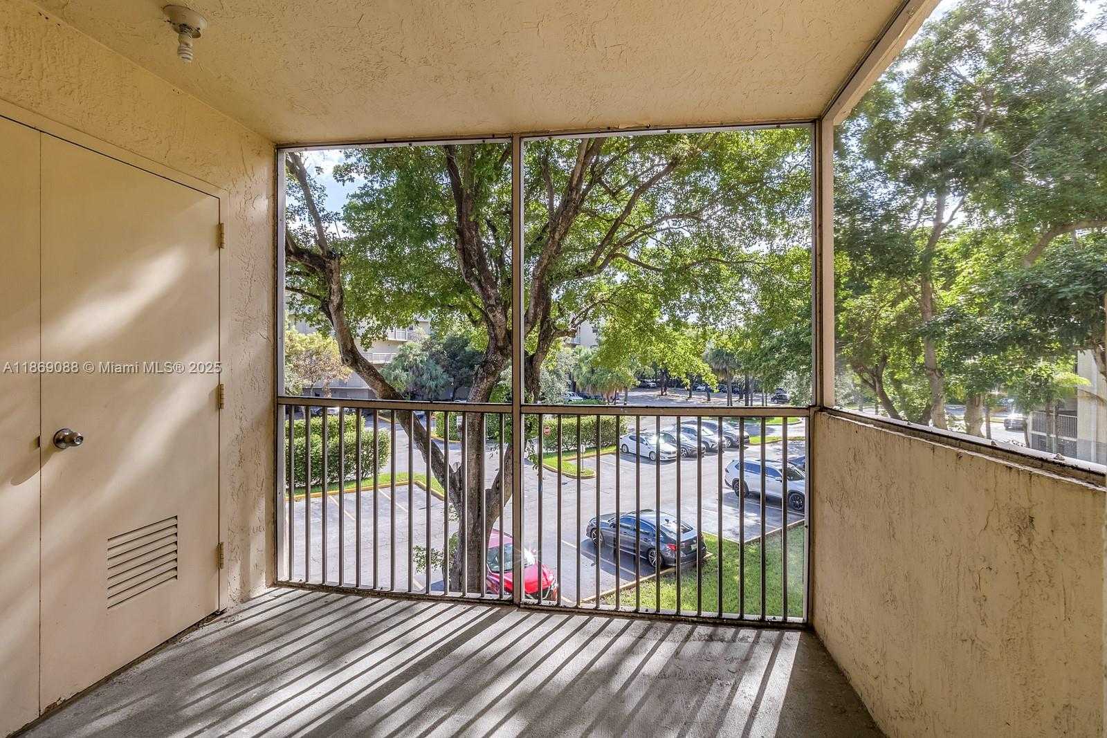 Small Image of 8333 LAKE DR #302, Doral Number 15