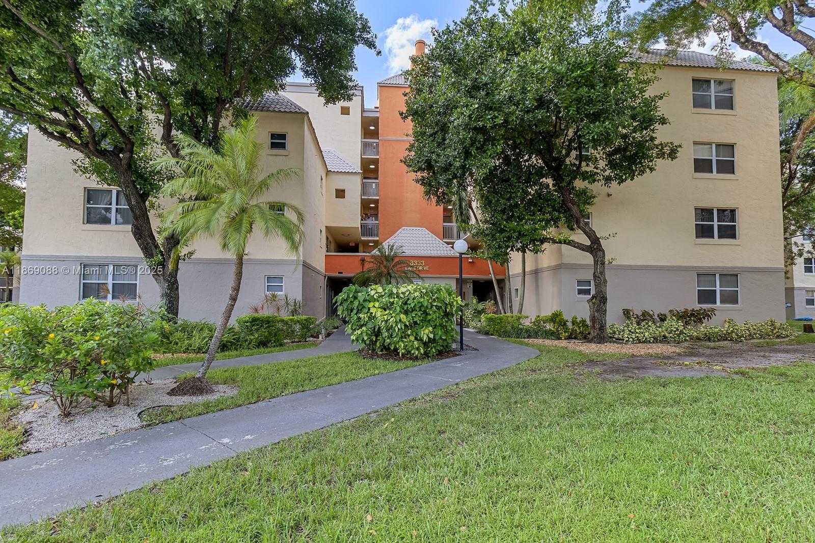 Small Image of 8333 LAKE DR #302, Doral Number 16