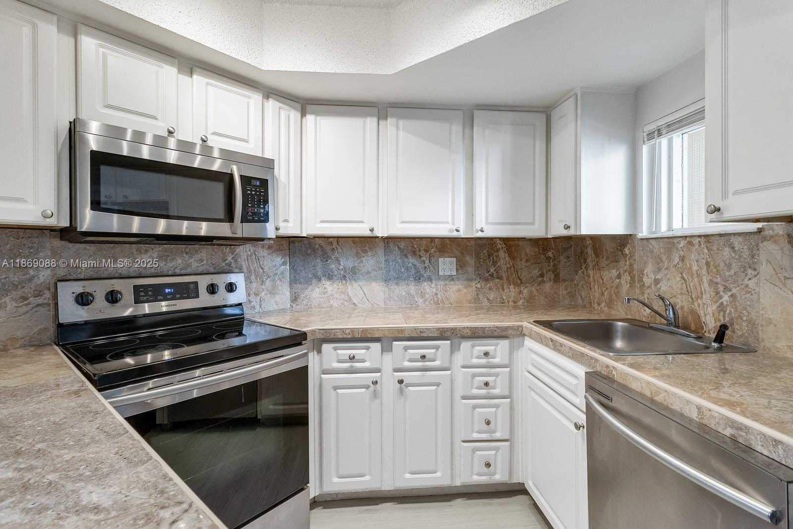 Small Image of 8333 LAKE DR #302, Doral Number 3