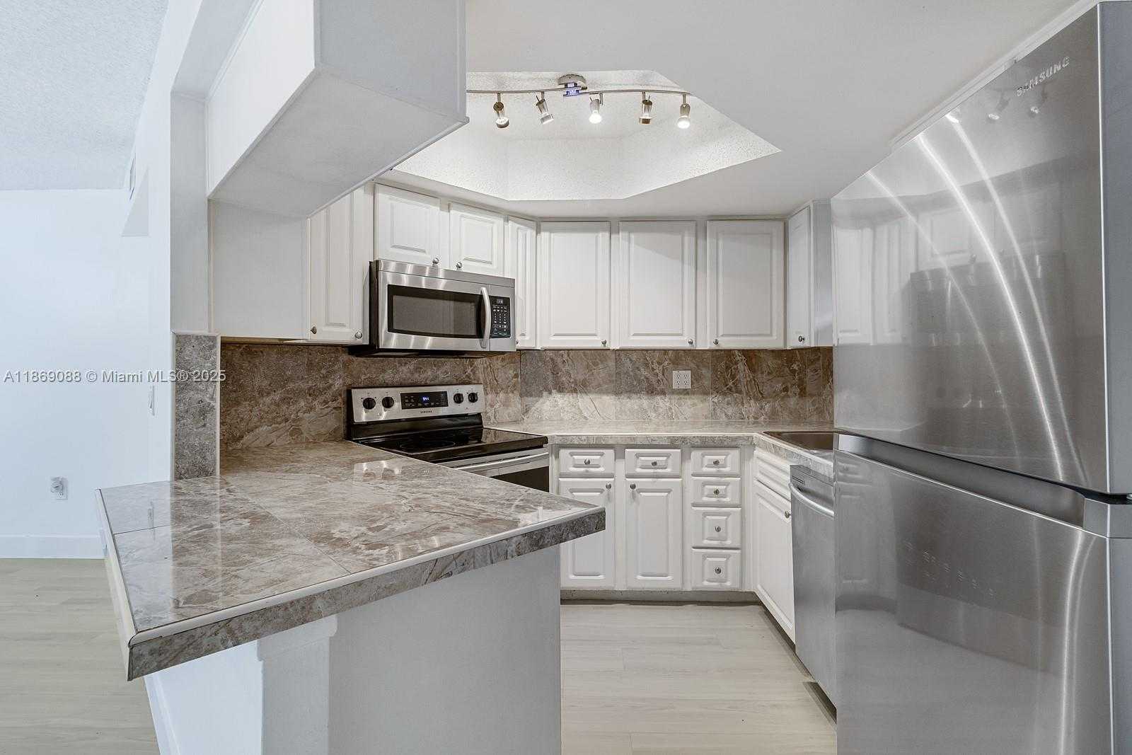 Small Image of 8333 LAKE DR #302, Doral Number 4