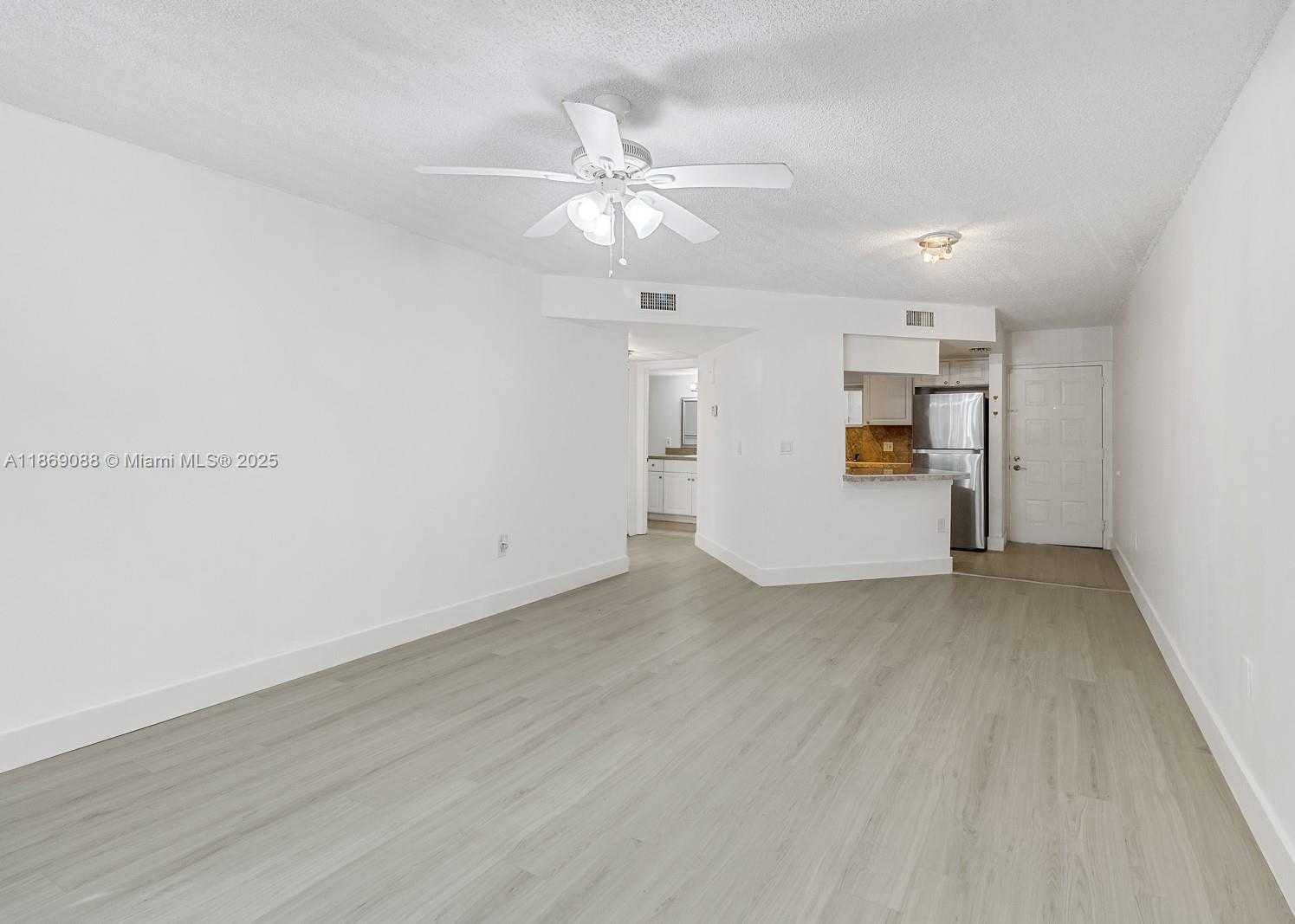 Small Image of 8333 LAKE DR #302, Doral Number 5