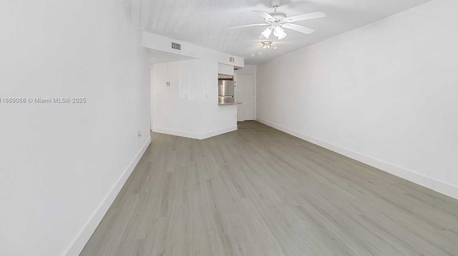 Small Image of 8333 LAKE DR #302, Doral Number 6