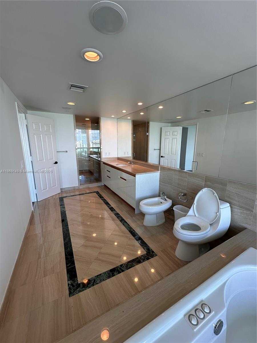 Small Image of 1643 BRICKELL AVE #1704, Miami Number 27