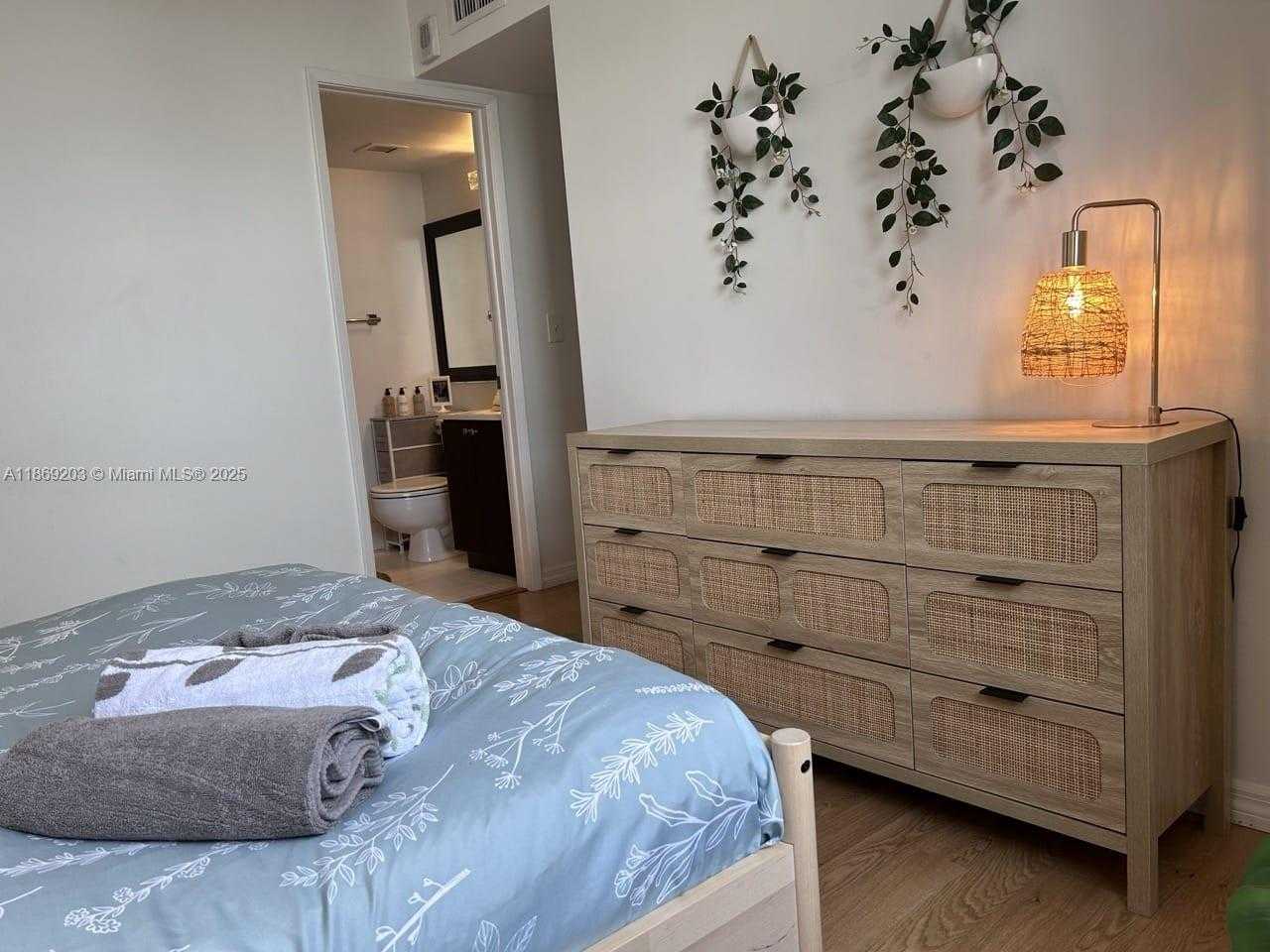 Small Image of 5880 COLLINS AVE #1007, Miami Beach Number 16