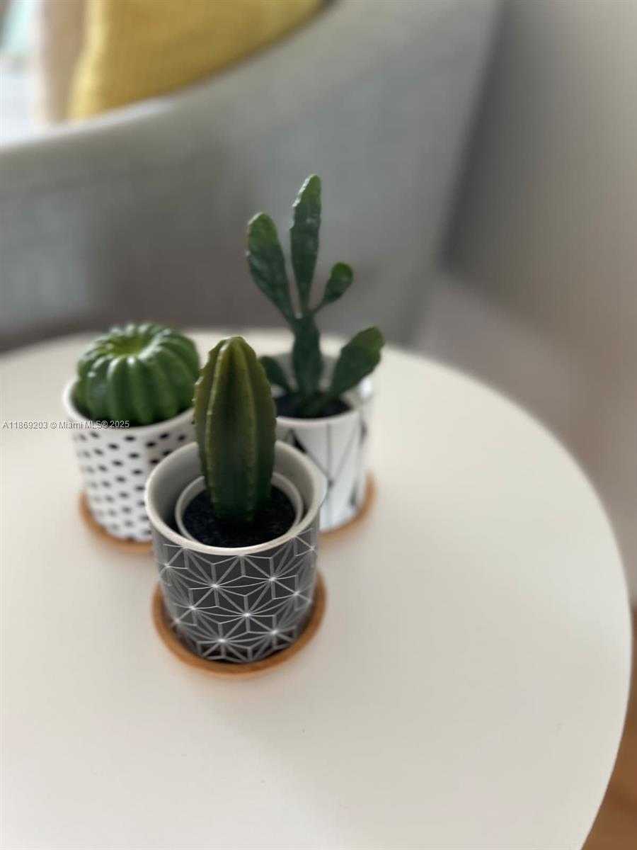 Small Image of 5880 COLLINS AVE #1007, Miami Beach Number 4