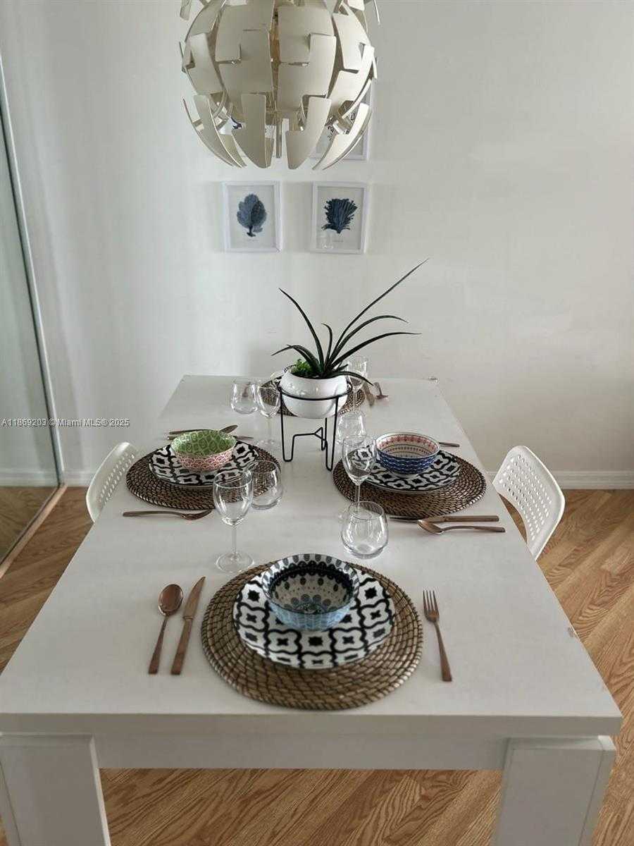 Small Image of 5880 COLLINS AVE #1007, Miami Beach Number 9