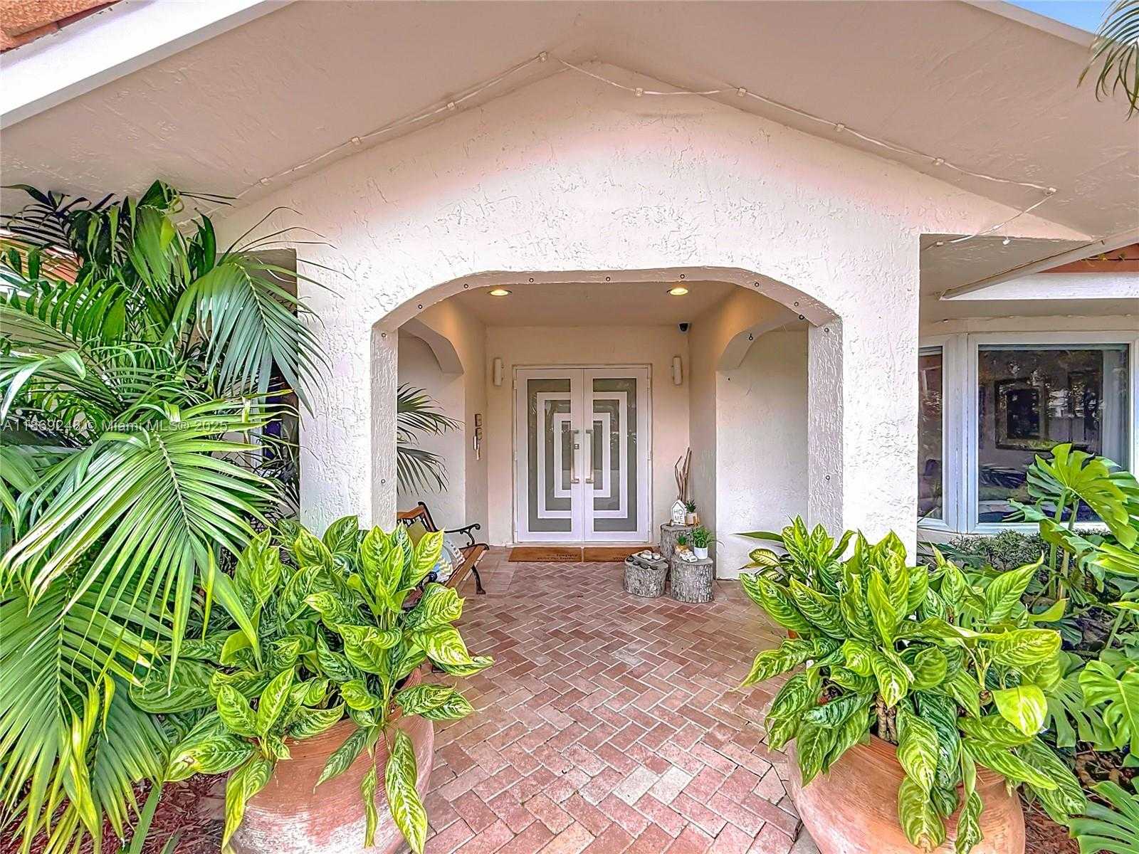Small Image of 10462 SOUTH WEST 121ST ST, Miami Number 2