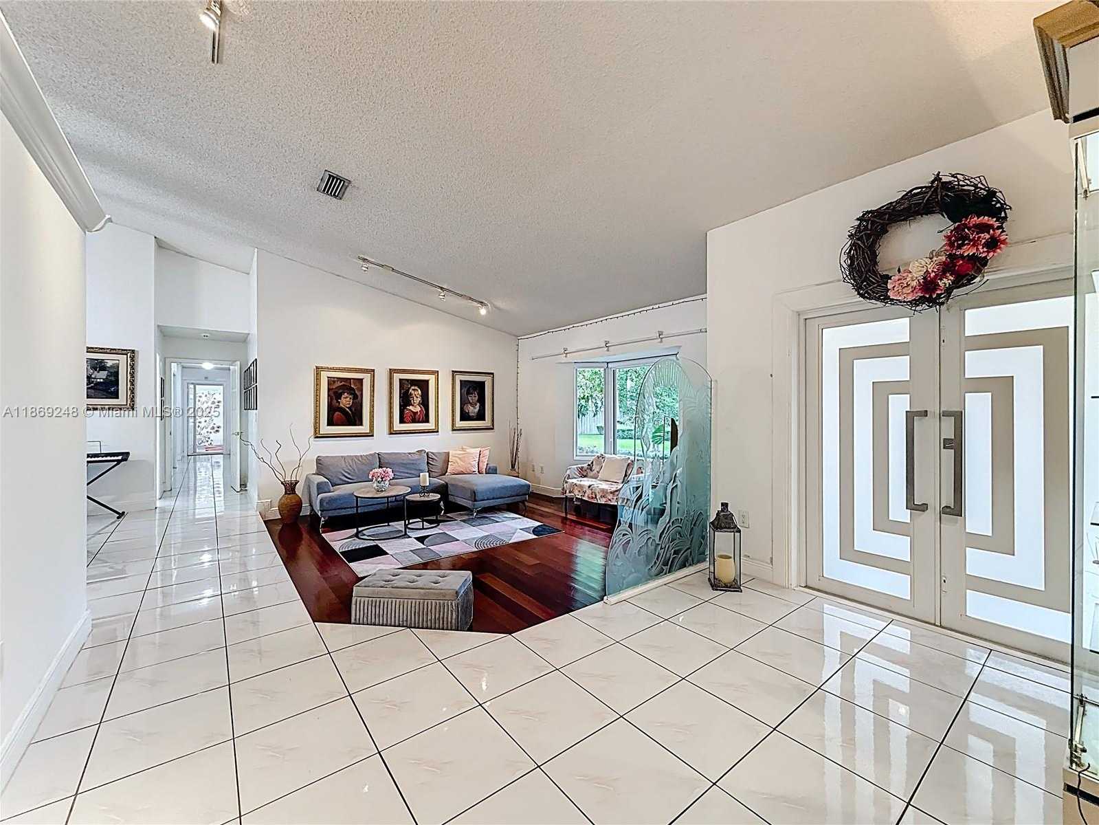 Small Image of 10462 SOUTH WEST 121ST ST, Miami Number 3