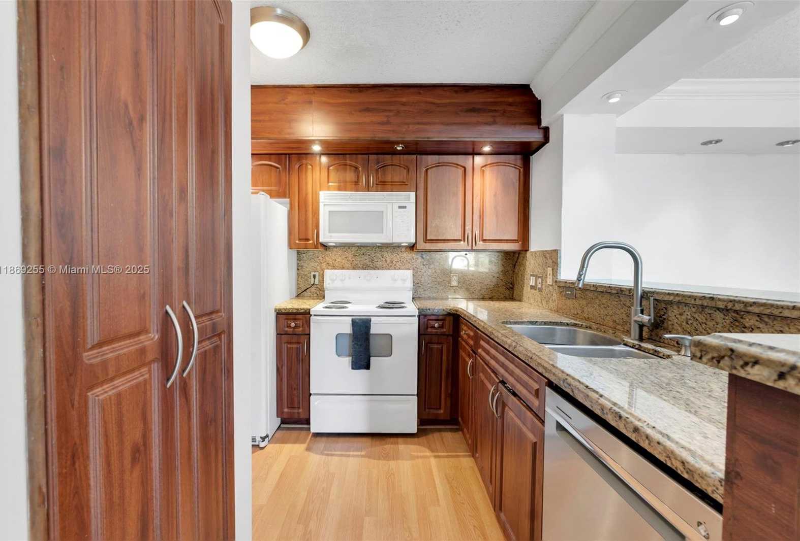 Small Image of 1900 VAN BUREN ST #206B, Hollywood Number 11