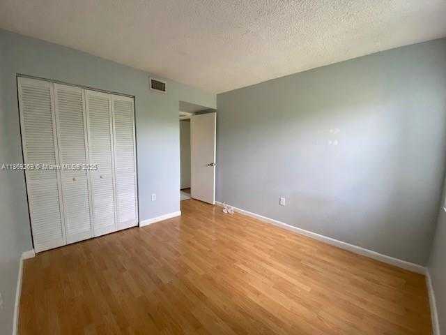 Small Image of 9431 FONTAINEBLEAU BLVD #210, Miami Number 27