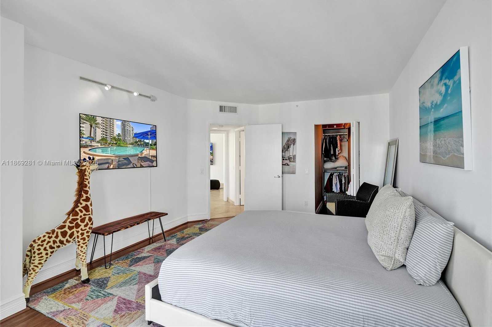 Small Image of 21205 YACHT CLUB DR #3103, Aventura Number 25