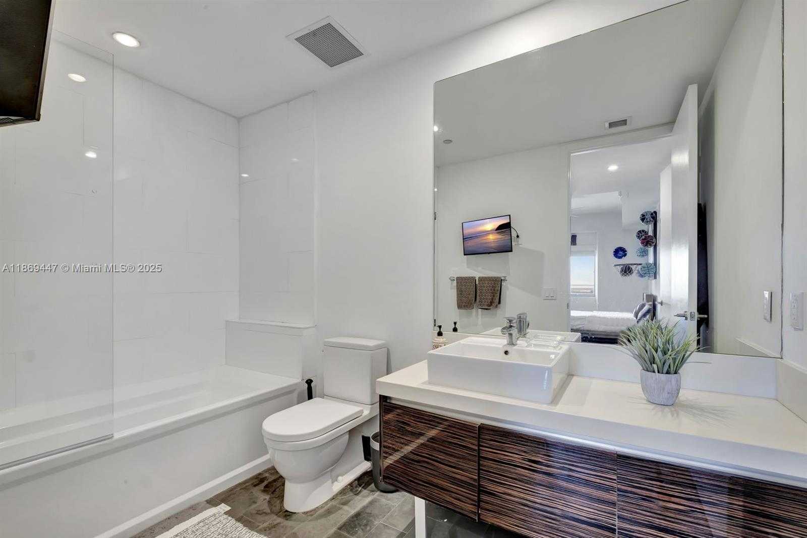 Small Image of 1100 BISCAYNE BLVD #4002, Miami Number 29