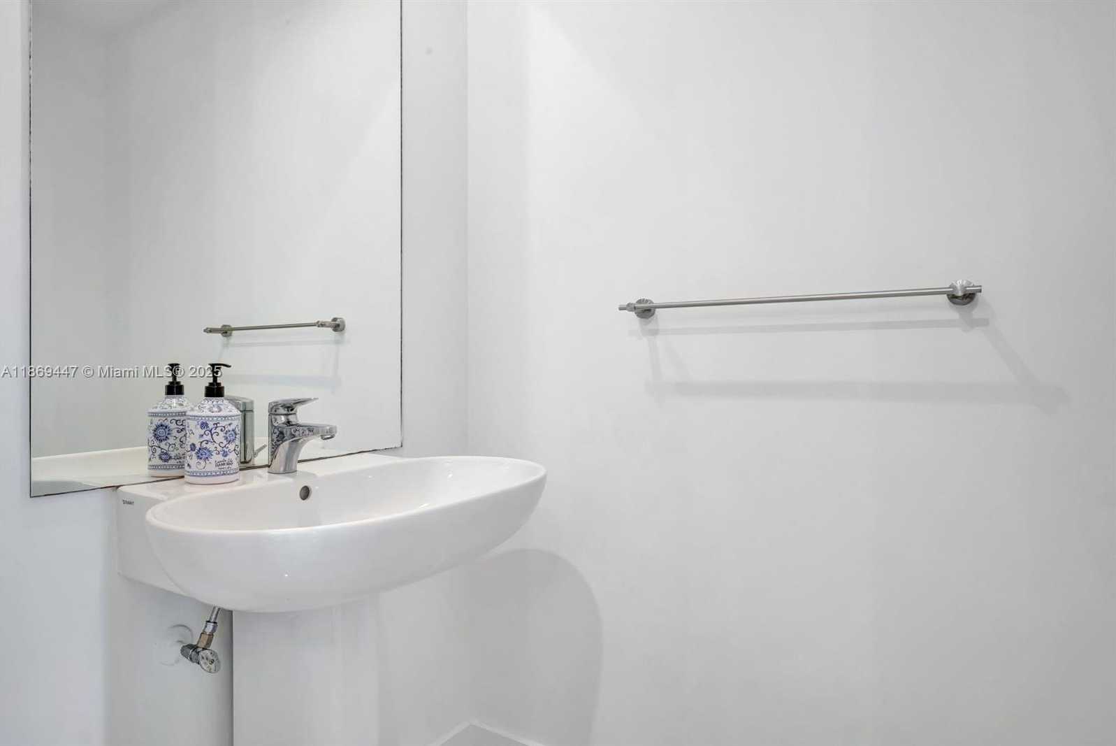 Small Image of 1100 BISCAYNE BLVD #4002, Miami Number 31