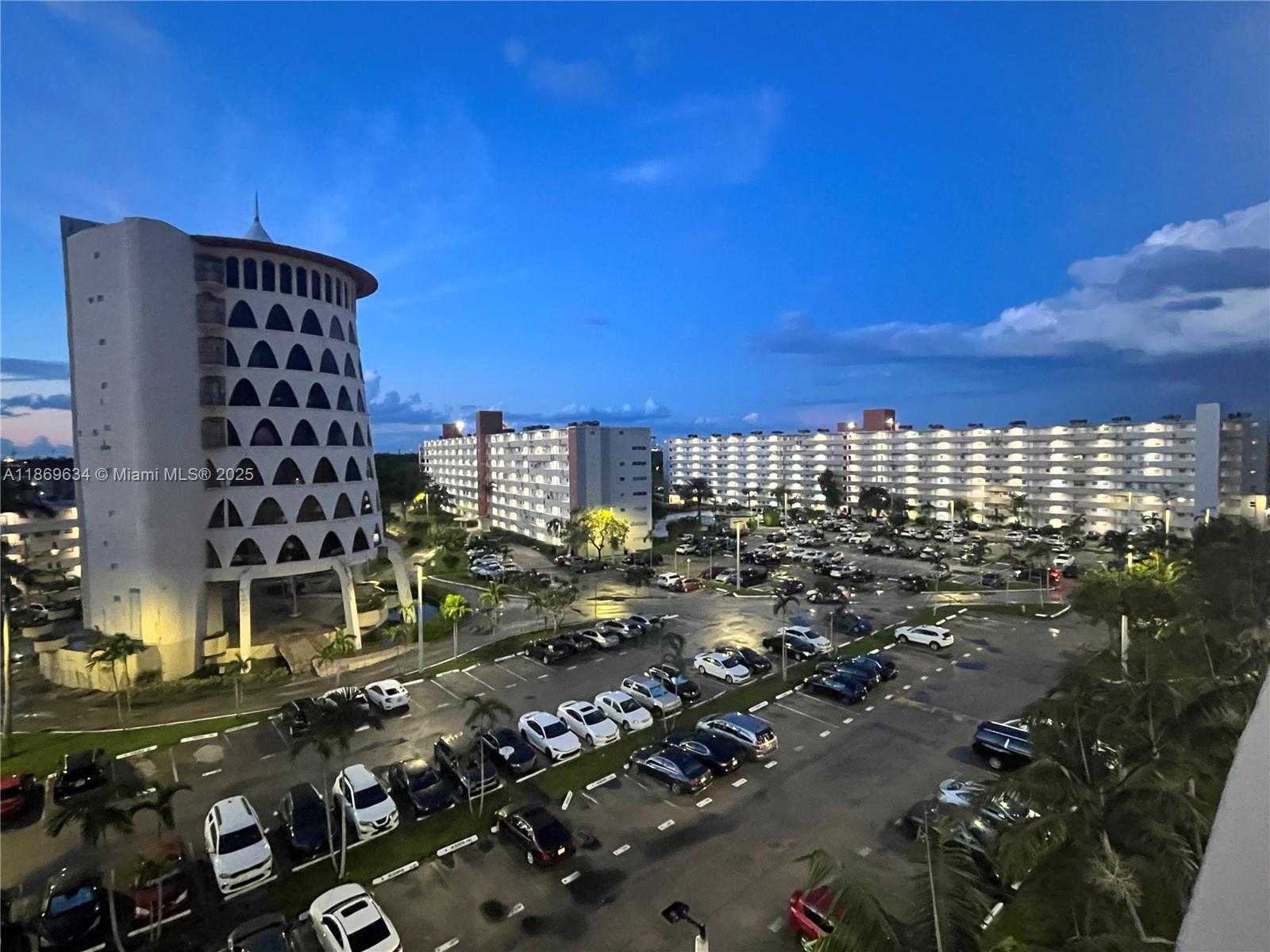 Small Image of 1750 NE 191st St, Miami, FL 33179, USA Number 12