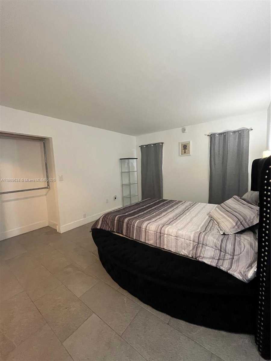 Small Image of 1750 NE 191st St, Miami, FL 33179, USA Number 5