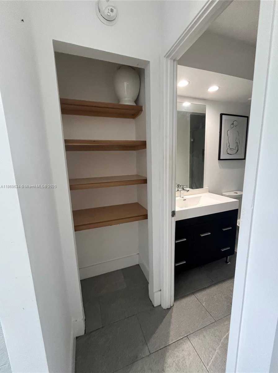 Small Image of 1750 NE 191st St, Miami, FL 33179, USA Number 7