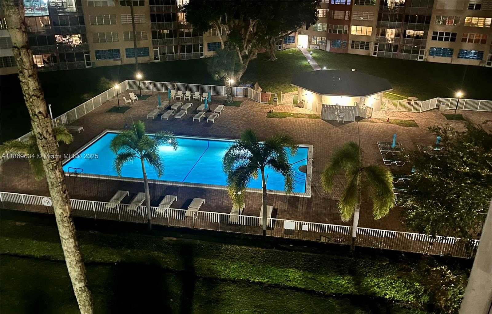 Small Image of 1750 NE 191st St, Miami, FL 33179, USA Number 9