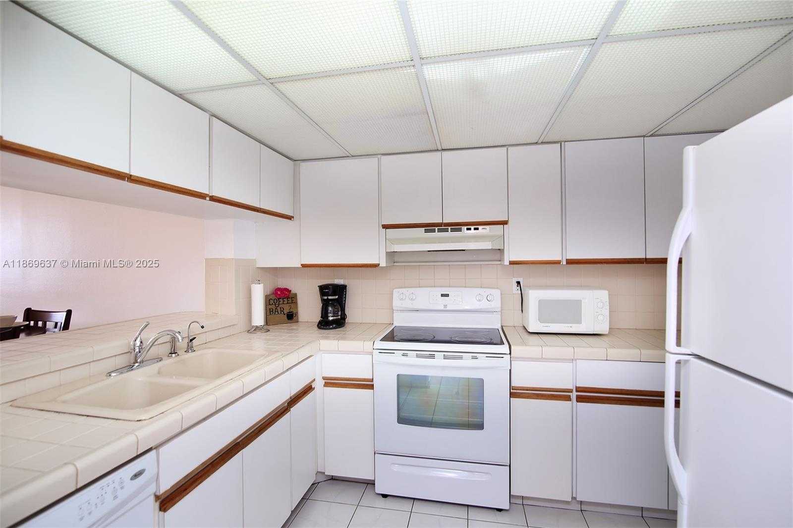Small Image of 2555 COLLINS AVE #1804, Miami Beach Number 5