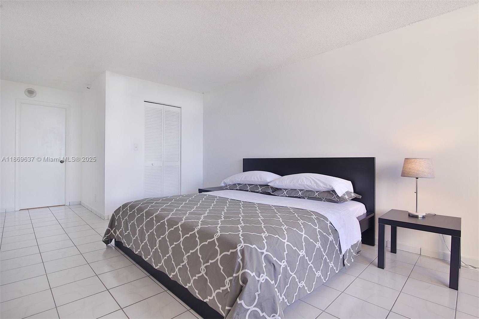 Small Image of 2555 COLLINS AVE #1804, Miami Beach Number 8