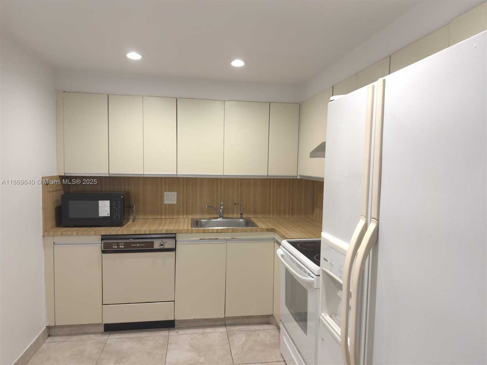 Small Image of 2500 PARKVIEW DR #1909, Hallandale Beach Number 6