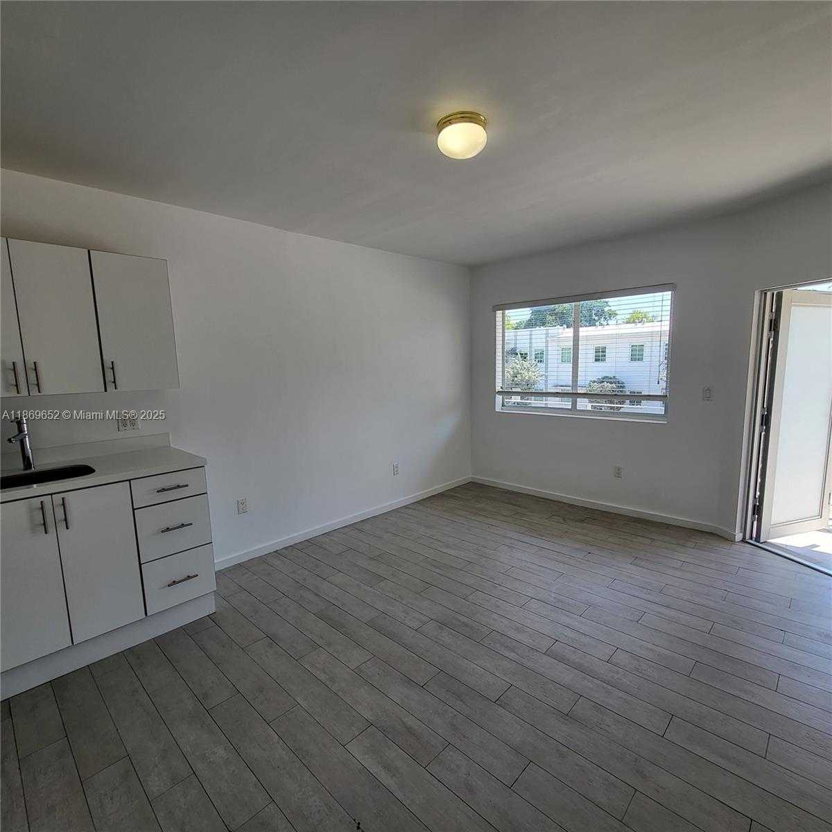 Small Image of 1601 MERIDIAN AVE #209, Miami Beach Number 2
