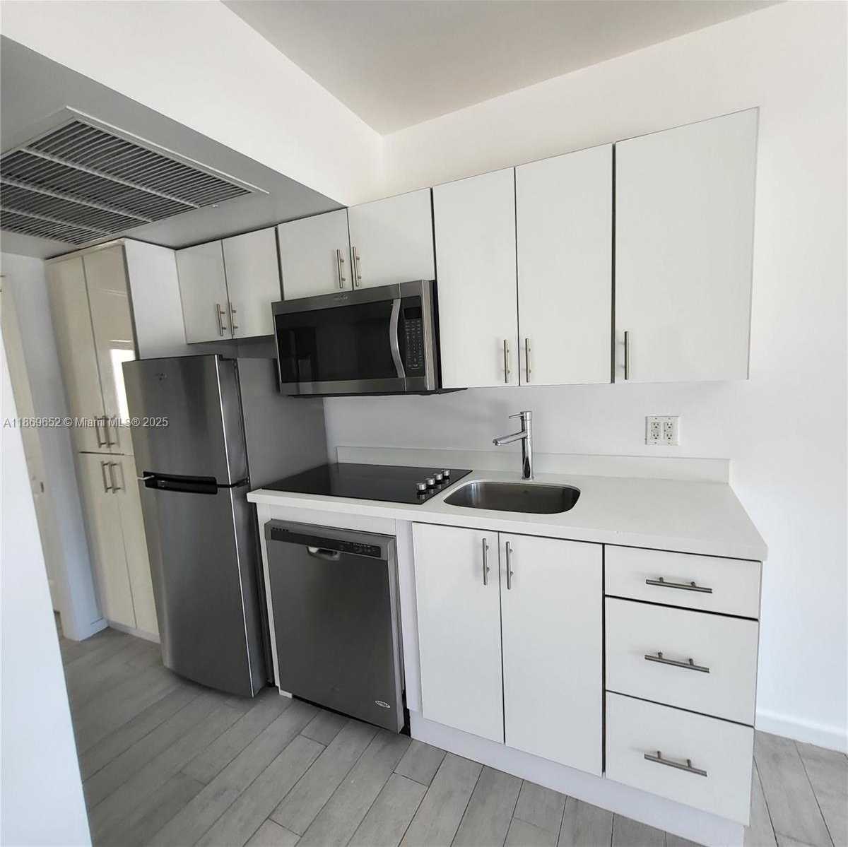 Small Image of 1601 MERIDIAN AVE #209, Miami Beach Number 3