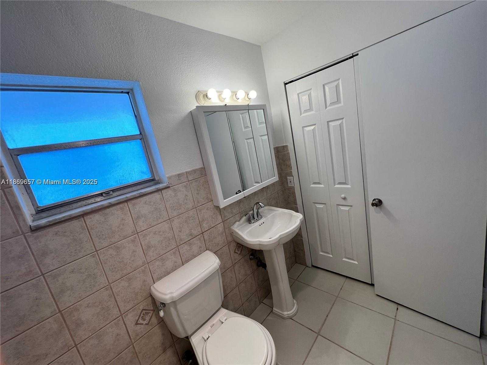 Small Image of 5300 HOLLYWOOD #10, Hollywood Number 14