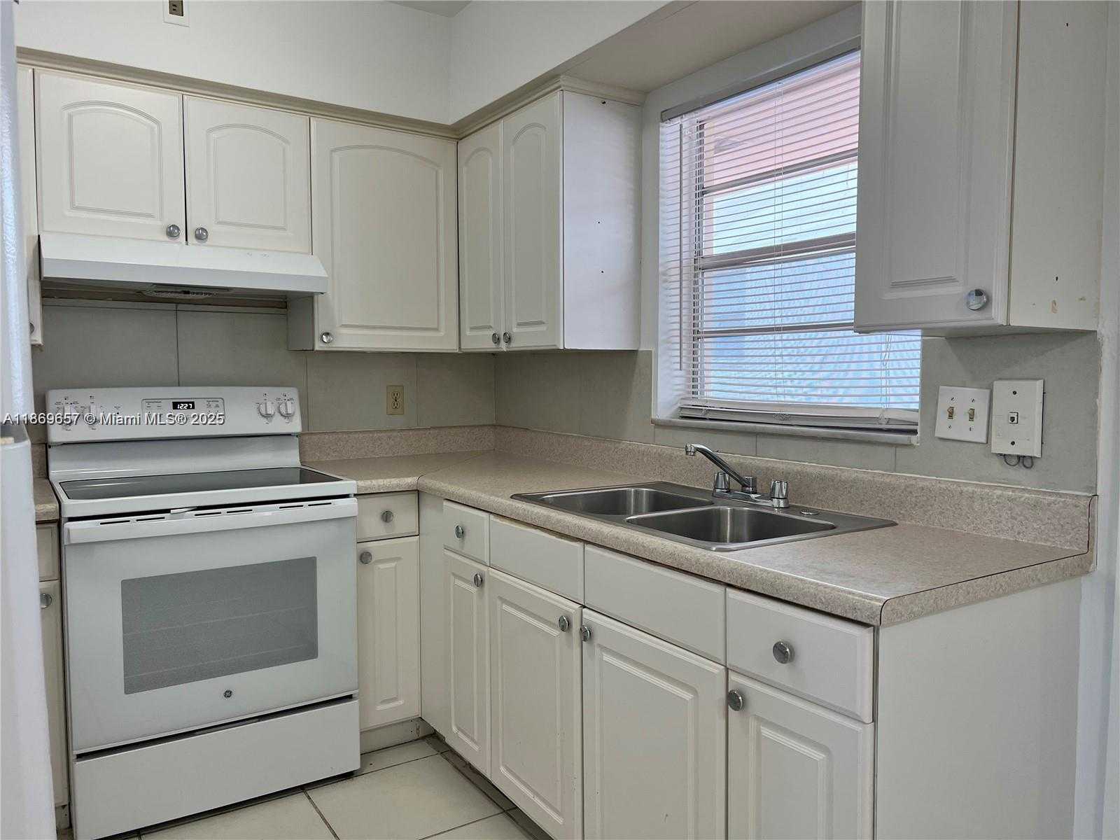 Small Image of 5300 HOLLYWOOD #10, Hollywood Number 9